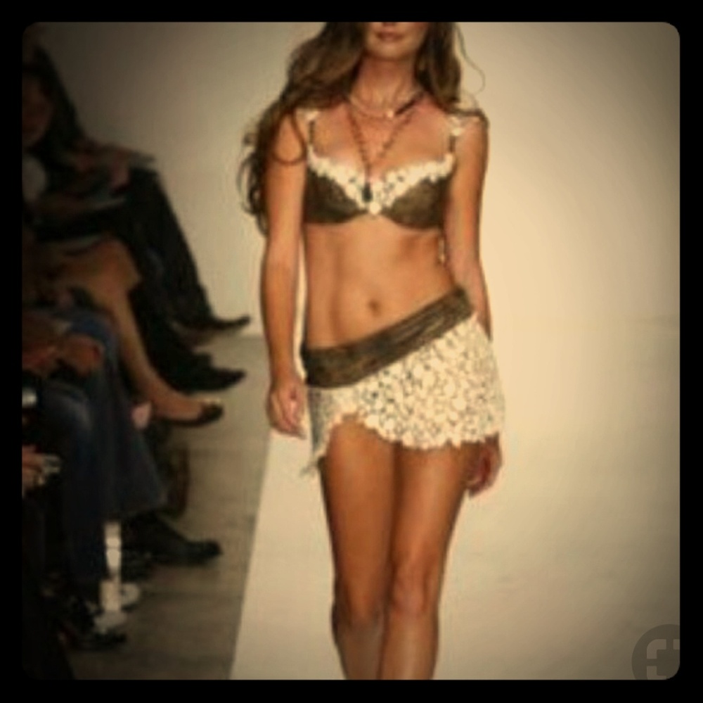 🌺Authentic Beach Bunny Beautiful Stranger skirt🌺